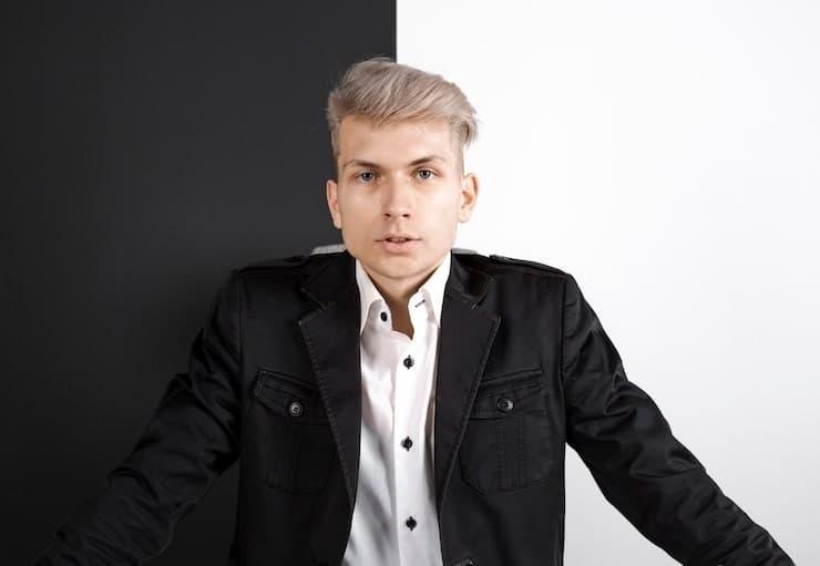 how to style a plastic wig with easy DIY tips for a natural, long-lasting finish