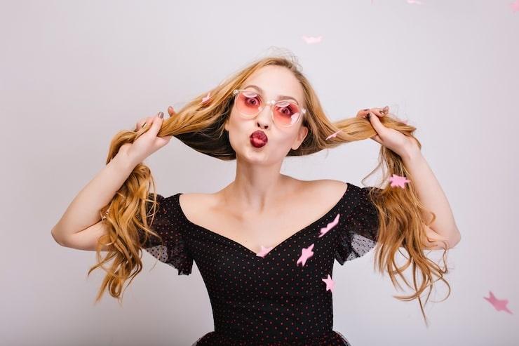 does mrs macron wear a wig? What photos and stylists actually reveal