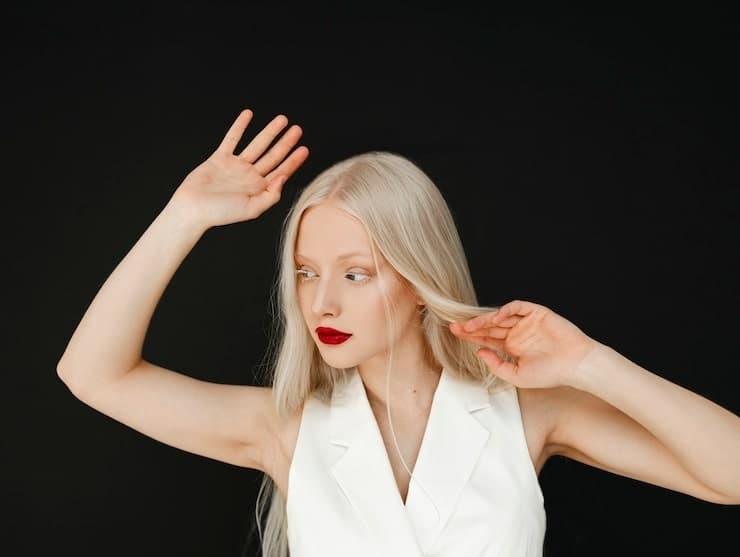 how to curl synthetic hair wig with heatless tricks and heated tools for natural looking waves